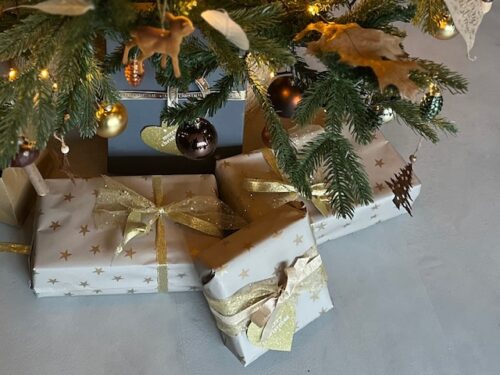 10xbudgetkersdecoratie inspiratie. maak bijvoorbeeld van oude kerstkaarten cadeaulabels