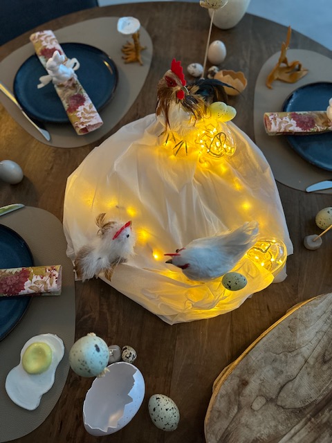 Zo style je een ronde tafel voor Pasen – met een vrolijke DIY centerpiece