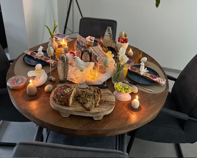 Zo style je een ronde tafel voor Pasen – met een vrolijke DIY centerpiece