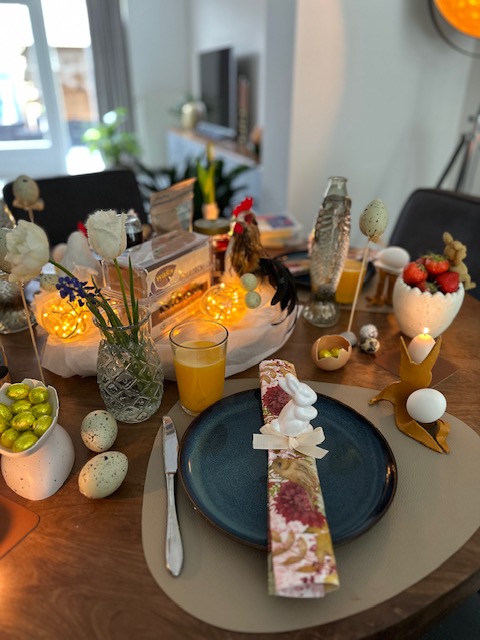 Zo style je een ronde tafel voor Pasen – met een vrolijke DIY centerpiece